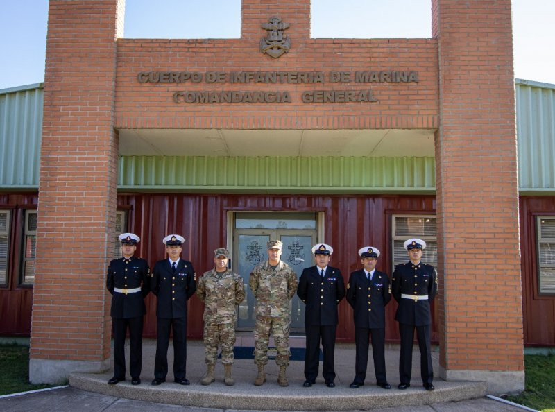 El comandante general del CIM contraalmirante Jorge Keitel en la recepciu00f3n del equipo que representu00f3 a los Soldados del Mar ee la competencia Best Warrior 2024 Firma Armada de Chile