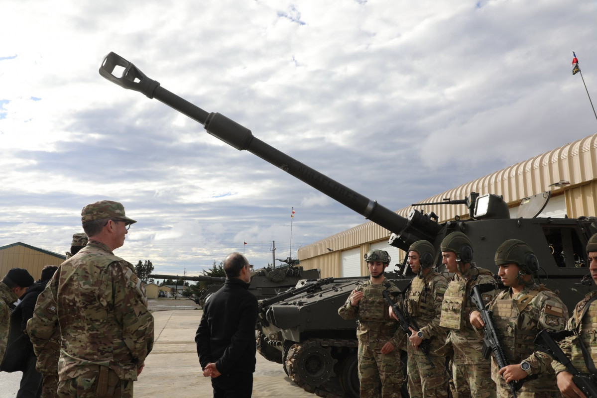 Exposiciu00f3n de obu00fas autopropulsado M109 del Grupo de Arilleru00eda N7  Wood de la 4 Brigada Acorazada Chorrillos Firma Subsecretaru00eda para las Fuerzas Armadas de Chile