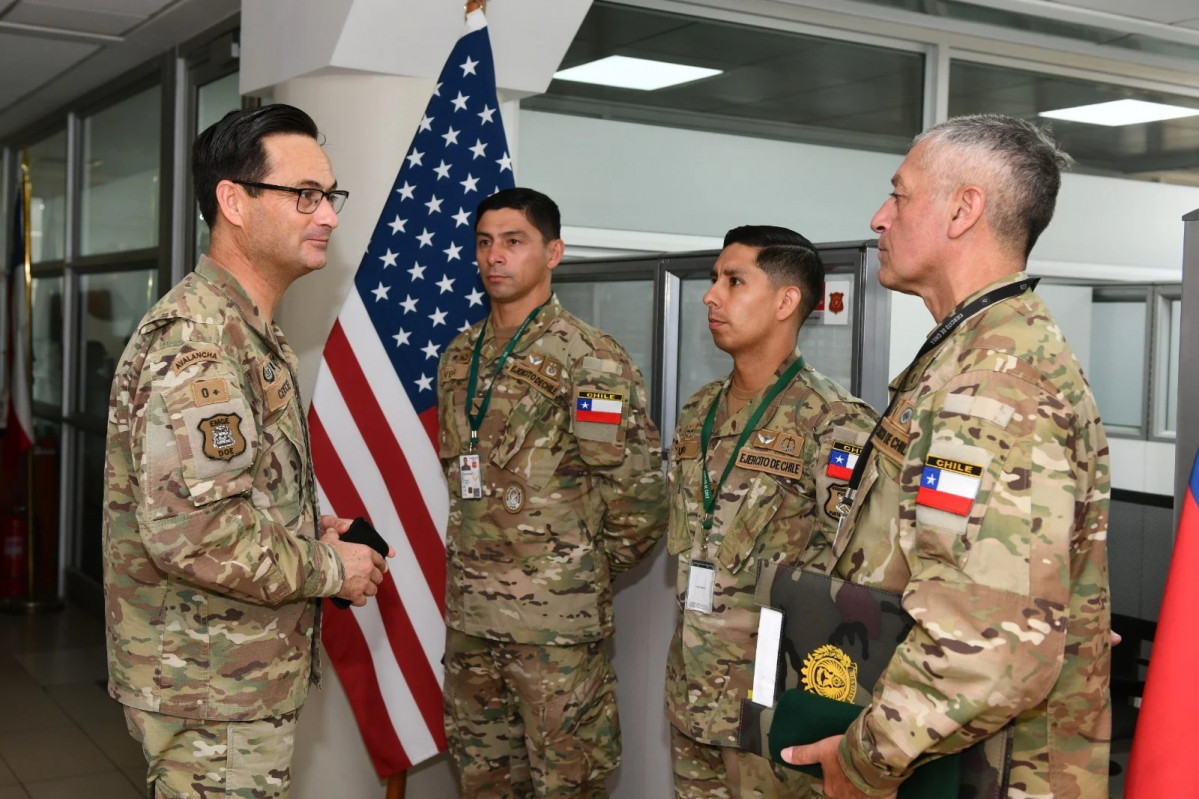 El subjefe del Departamento de Operaciones junto al equipo que participaru00e1 en Best Warrior 2024 Firma Eju00e9rcito de Chile