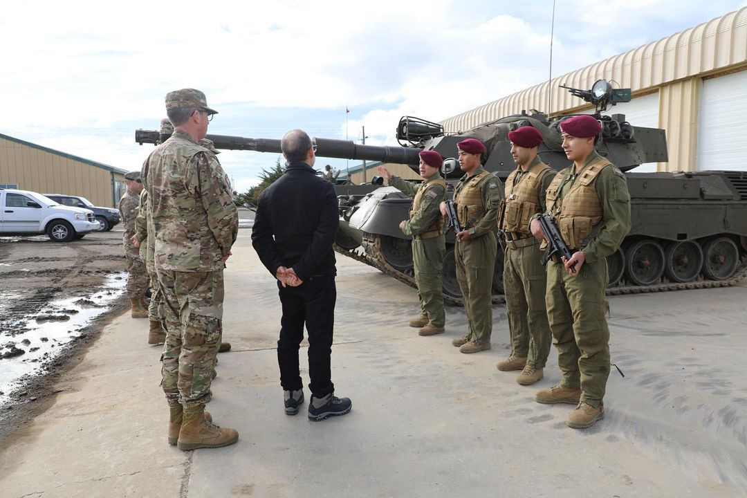 El subsecretario Eidelstein junto a una tripulaciu00f3n de Leopard 1V del Grupo de Tanques N6 Dragones de la 4 Briagada Acorazada Chorrilos Firma Subsecretaru00eda para las Fuerzas Armadas de Chile