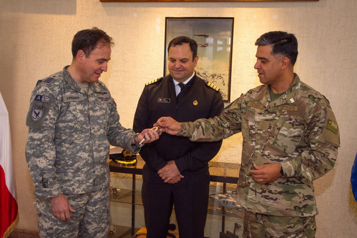 El capitan de fragata IM Jaime Gu00f3mez entrega al coronel Hu00e9ctor Vergara de manera simbu00f3lica las llaves del polu00edgono Punta Zenteno Firma Armada de Chile