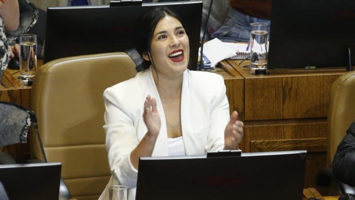 Karol Cariola del Partido Comunista se convierte en la presidenta de la Cámara de Diputados, marcando un precedente en la política chilena.
