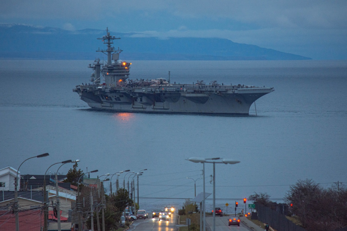 Portaaviones USS George Washington (CVN 73) en la bahía de Punta Arenas Firma Armada de Chile