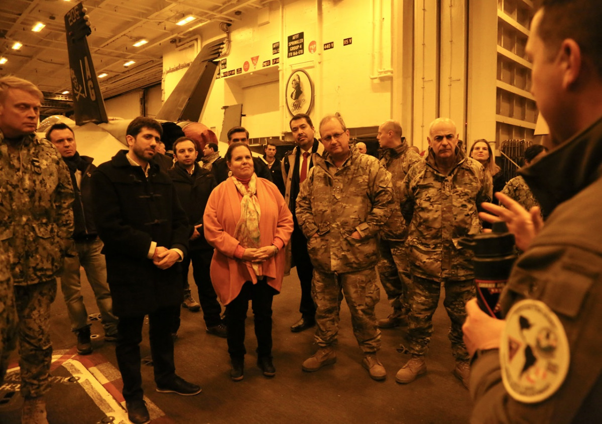 La ministra Maya Fernández y el almirante De la Maza en el hangar del del portaaviones USS George Washington (CVN 73) Firma Armada de Chile