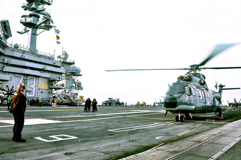 Helicóptero Super Puma a bordo del portaaviones USS Goerge Washington (CVN 73) Firma Armada de Chile