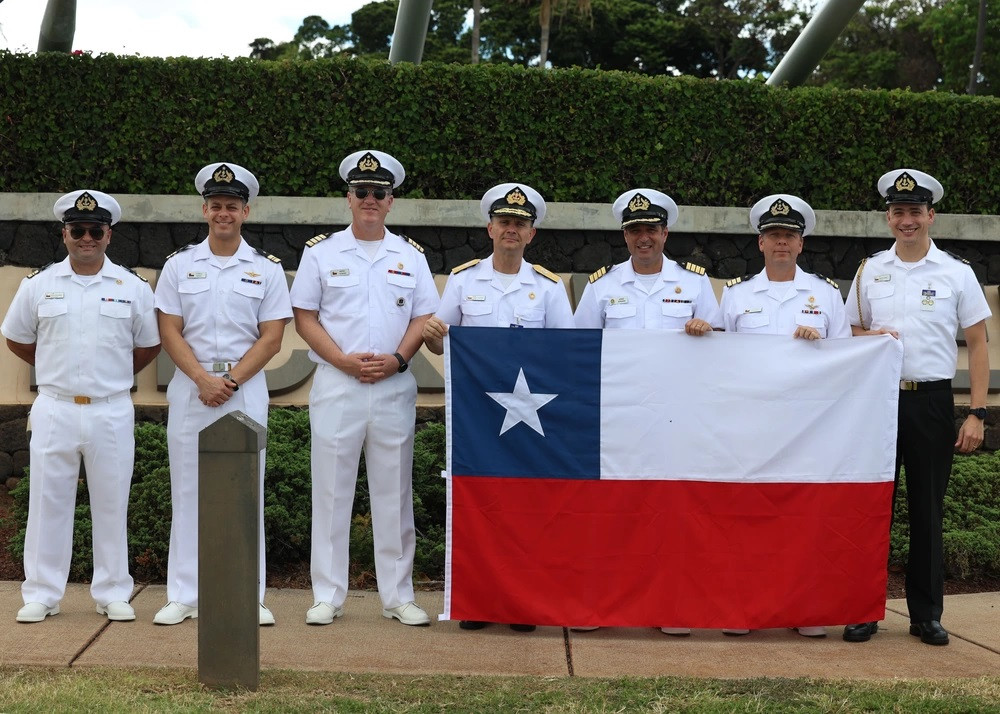 El comodoro Alberto Guerrero y oficiales navales chilenos en el arribo de la fragata FF 06 Almirante Condell a Pearl Harbor Firma Mass Communication Specialist 2nd Class Courtney Strahan US Navy