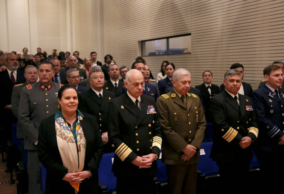 Ministra Maya Fernu00e1ndez almirante Juan Andru00e9s De la Maza general director Ricardo Yu00e1u00f1ez y vicealmirante Fernando Cabrera Firma Ministerio de Defensa Nacional de Chile