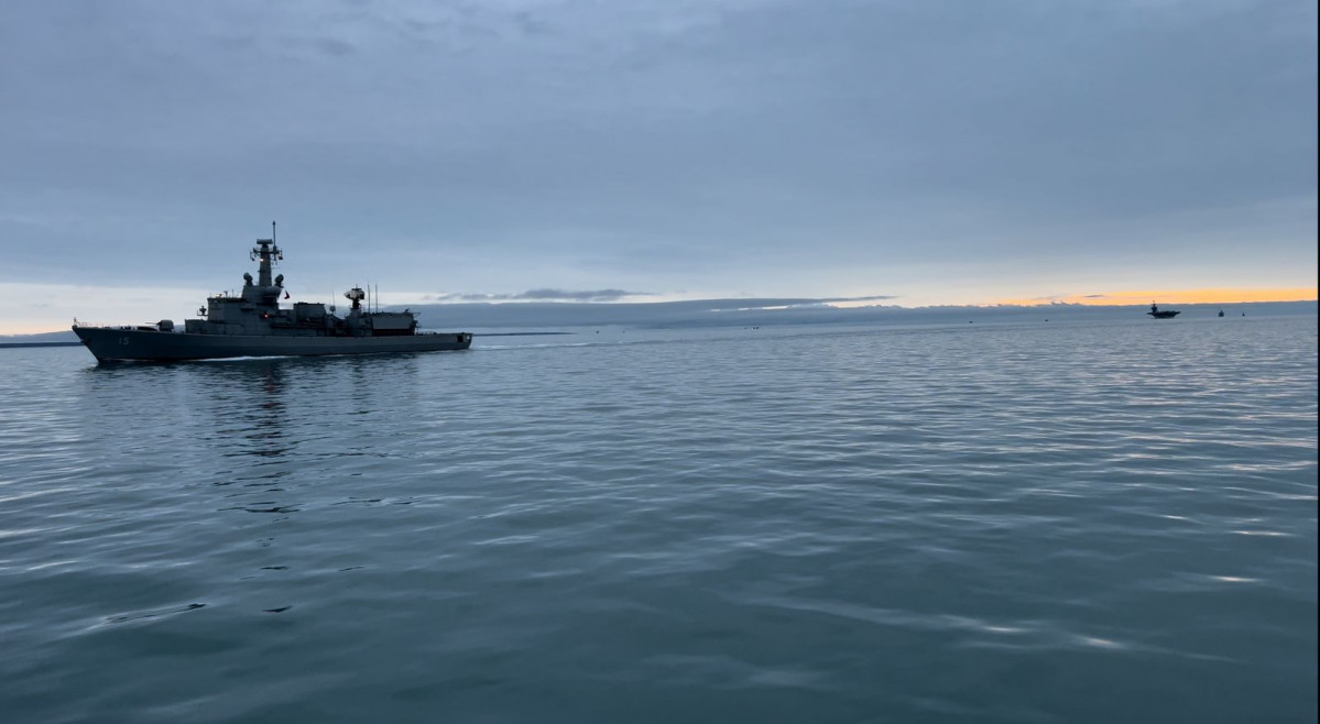 La fragata FF 15 Almirante Blanco Encalada navegando junto a los buques estadounidenses por el Estrecho de Magallanes Firma Armada de Chile