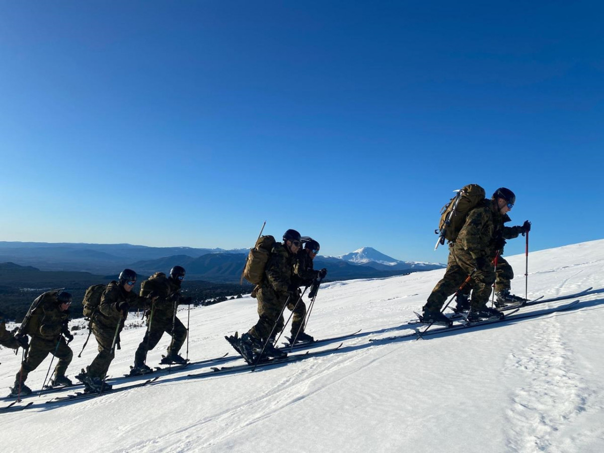 Alumnos de l Curso de Instructor de Montaña en la fase de adaptación al esquí Firma Ejército de Chile