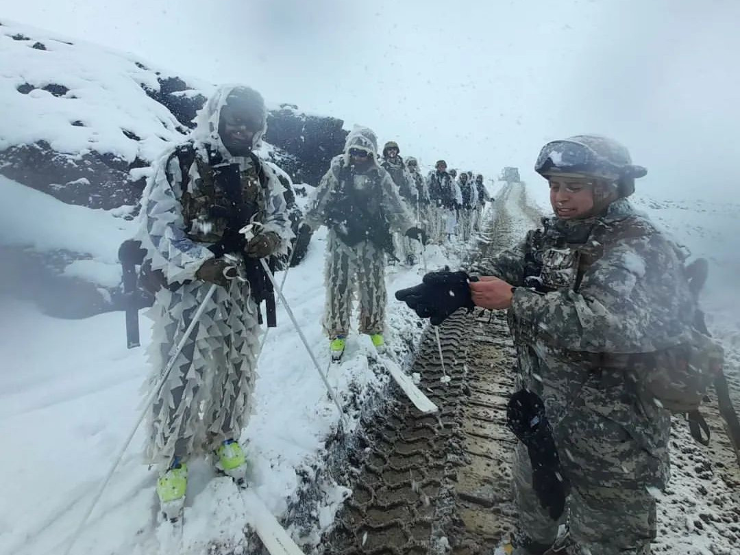 Los esquiadores escaladores españoles efectuando una marcha con esquís en terreno nevado Firma Destacamento de Montaña N°17 Los Ángeles del Ejército de Chile