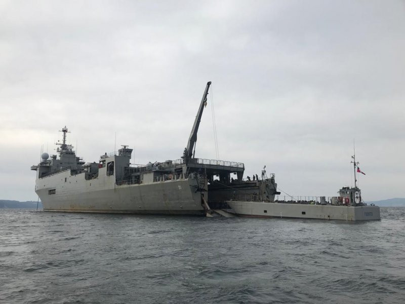 El LSDH 91 Sargento Aldea en maniobra de embarque de una de sus barcazas tipo LSM. Firma Armada de Chile