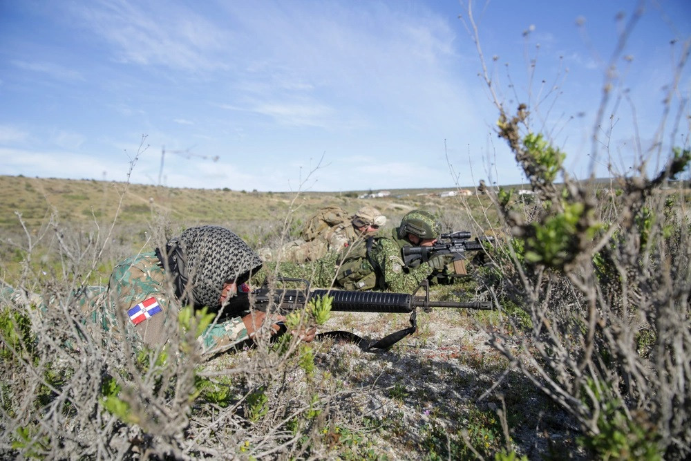 Infantes de Marina de Chile Colombia y República Dominicana en la práctica de incursión anfibia. Firma Lance Cpl Payton Goodrich USMC