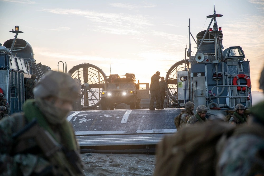 Despliegue de vehí­culo Humvee desde una LCAC. Firma Lance Cpl Payton Goodrich USMC