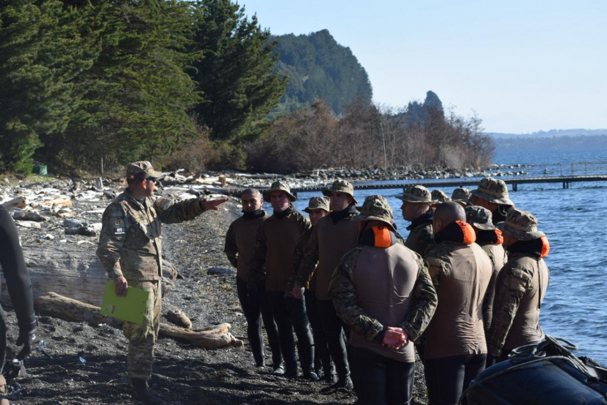 Curso de Buzo Táctico 2024 efectuando la etapa lacustre Firma Ejército de Chile