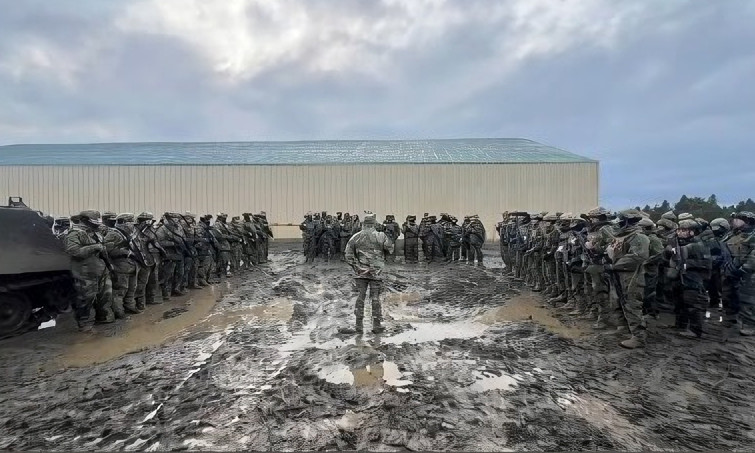 Alumnos recibiendo instrucciu00f3n en una unidad mecanizada de la V Divisiu00f3n de Eju00e9rcito Firma Escuela de Infanteru00eda del Eju00e9rcito de Chile