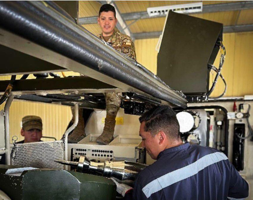 Los alumnos practicando procedimientos en el simulador de torre de tanque Leopard 2A4 Firma Eju00e9rcito de Chile