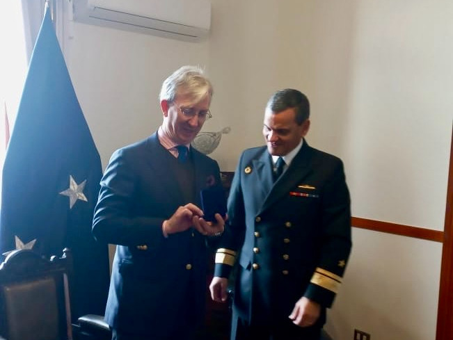 El embajador Cyrille Rogeau y el contraalmirante Óscar Manzano en su encuentro en la Segunda Zona Naval Firma Embajada de Francia en Chile