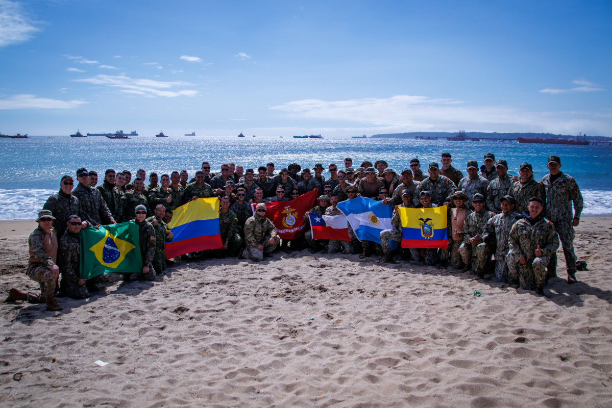 Infantes de Marina de Brasil Colombia Estados Unidos Chile Argentina y Ecuador en entrenamiento en la costa de la Región de Valparaíso. Firma Armada de Chile