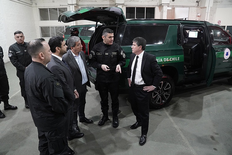 Manuel Monsalve en la ceremonia de entrega de los nuevos vehu00edculos blindados Chevrolet Suburban 2024 Firma Gendarmeru00eda de Chile