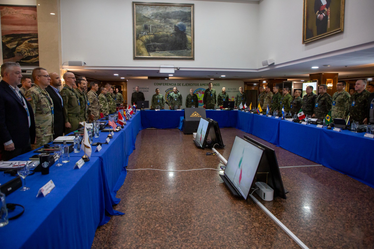 Delegados de la 4ª Conferencia Especializada del Ciclo XXXVI de la Conferencia de Ejércitos Americanos Firma Ejército de Tierra español