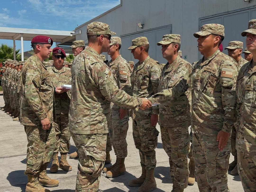 Entrega de diplomas a los alumnos del curso de capacitación técnica de municionero de tanque Leopard 2A4. Firma Escuela de Caballería Blindada del Ejército de Chile 002