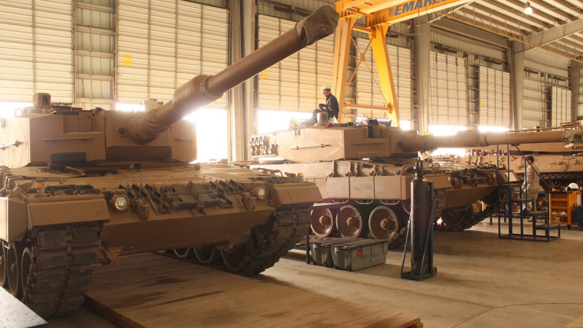 Tanques Leopard 2A4 en las instalaciones de un Centro de Mantenimiento Industrial de la Empresa Estratégica de Defensa de Chile. Foto Famae