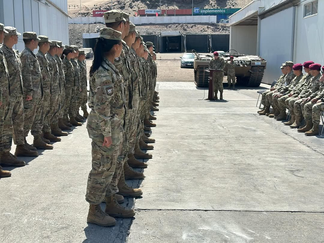 Entrega de diplomas a los alumnos del curso de capacitación técnica de municionero de tanque Leopard 2A4. Firma Escuela de Caballería Blindada del Ejército de Chile