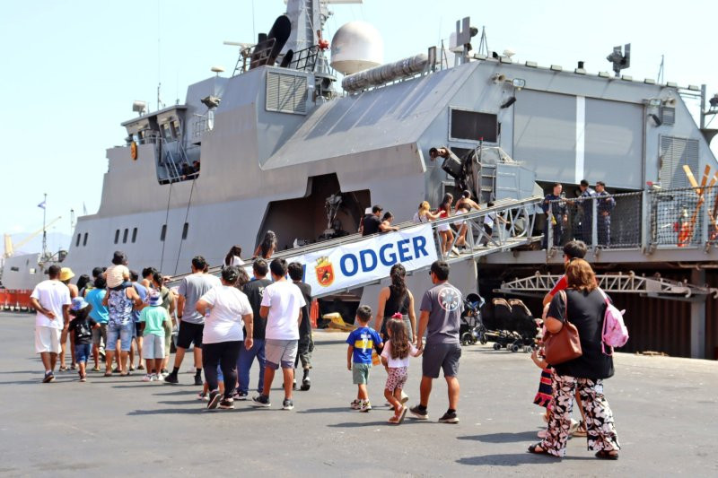 Visitantes en el portalón del OPV 84 Cabo Odger Firma Armada de Chile