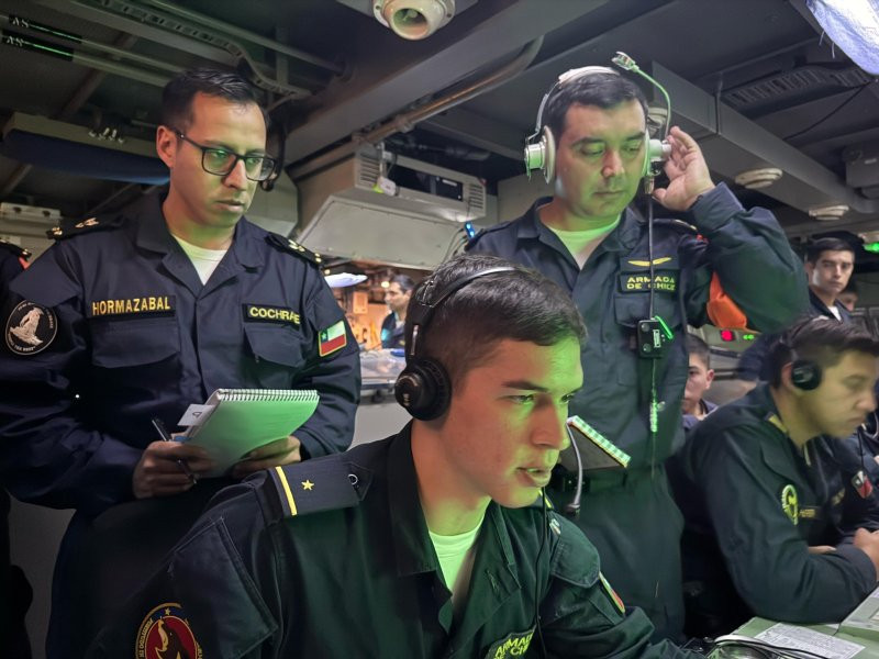 Alumnos del Curso de Control Aéreo en la CIC de la fragata FF 15 Almirante Blanco Encalada Firma Armada de Chile