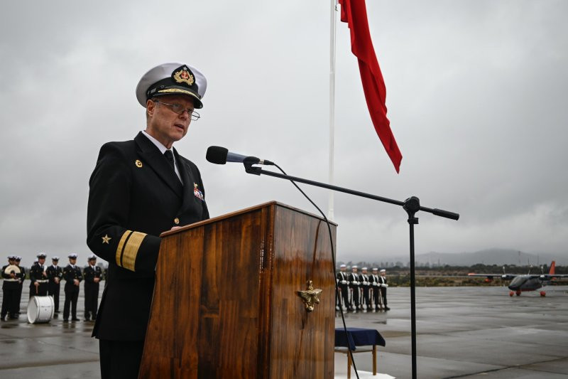 Contralmirante Ricardo Chiffelle. Firma Armada de Chile