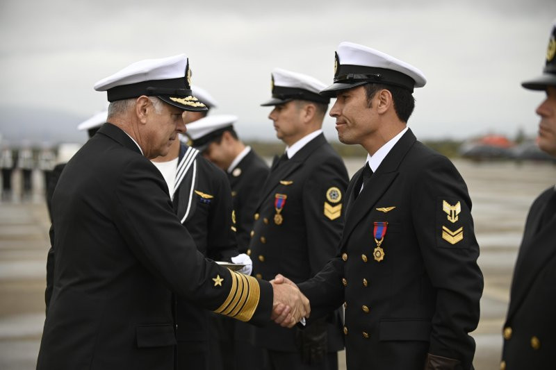 El almirante Juan Andrés De la Maza entrega reconocimiento a especialistas de la Aviación Naval. Firma Armada de Chile