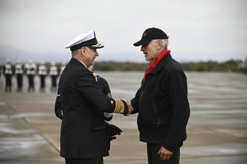 Almirante Juan Andrés De la Maza saluda a Claudio Bunster. Firma Armada de Chile