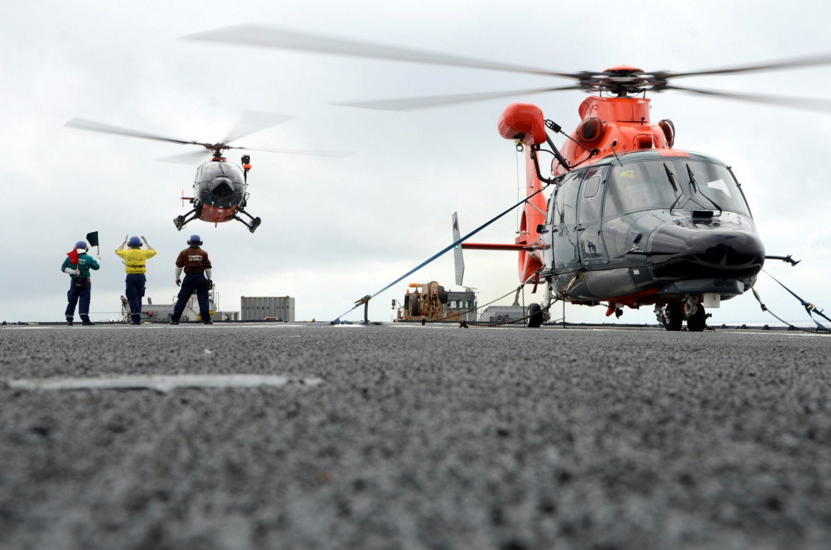 Helicóptero Dauphin y Bolkow en cubierta de vuelo de LSDH 91 Sargento Aldea. Foto: Armada de Chile