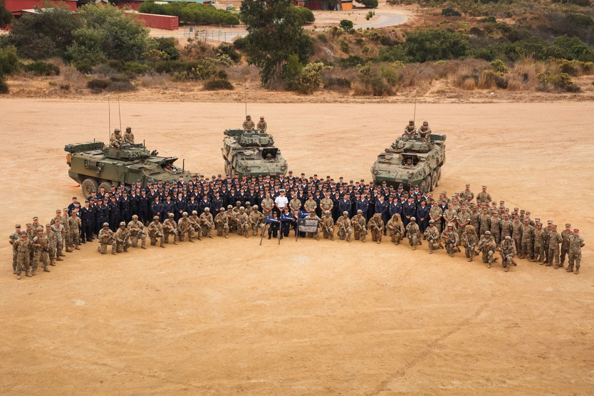 Reclutas junto a carros LAV III en la visita al Fuerte IM Contraalmirante Félix Aguayo Bastidas de Concón Firma Escuela Naval Arturo Prat de la Armada de Chile