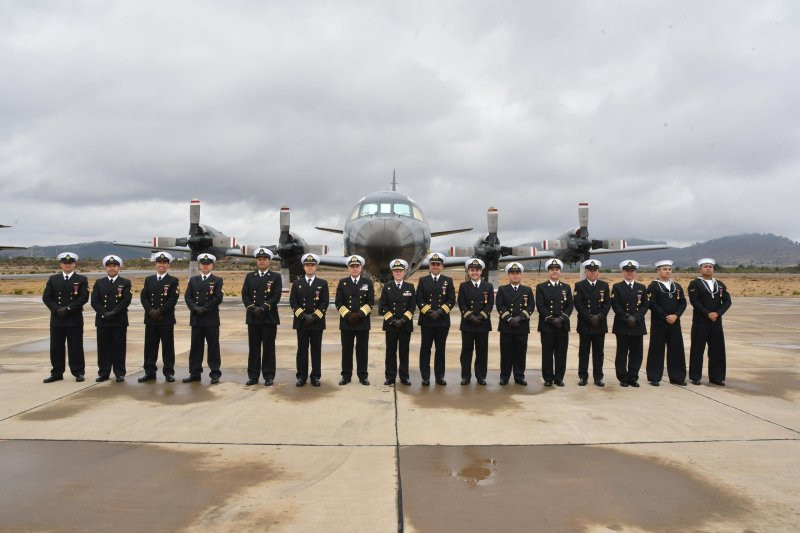 El almirante De la Maza junto a la tripulación del P 3ACH Orion que aterrizó en la Estación Polar Científica Conjunta Glaciar Unión en la Antártica. Firma Armada de Chile