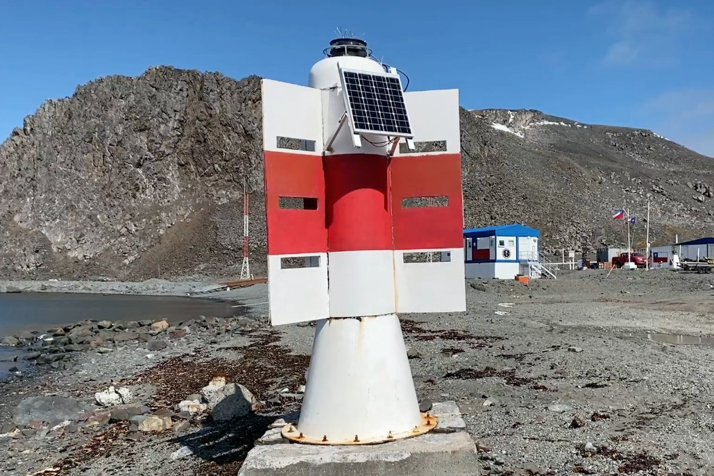 Las Ayudas a la Navegación en el Territorio Chileno Antártico tienen incorporada energías renovables y sistemas satelitales. Firma Armada de Chile