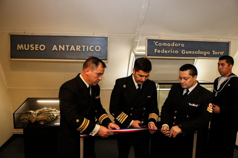 Corte de cinta en la reapertura del Museo Antártico Comodoro Federico Guesalaga Toro. Firma Armada de Chile