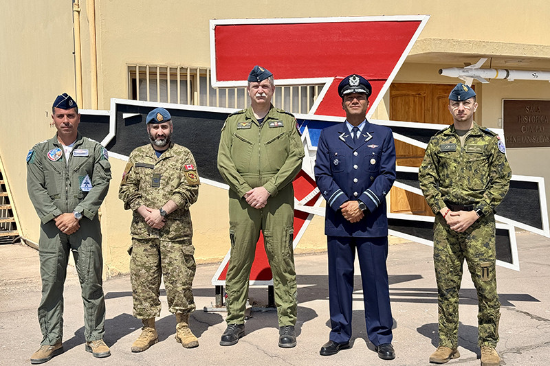 Oficiales de la Royal Canadian Air Force en las instalaciones del Grupo de Aviación N°7 en la base aérea Cerro Moreno en Antofagasta. Firma FACh