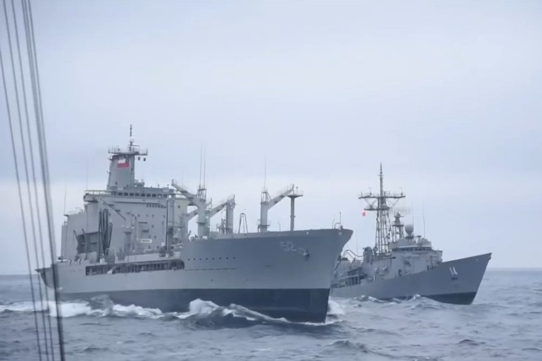 La fragata antiaérea clase Adelaide FFG 14 Almirante Latorre en reabastecimiento de combustible con el petrolero AO 52 Almirante Montt. Firma Armada de Chile