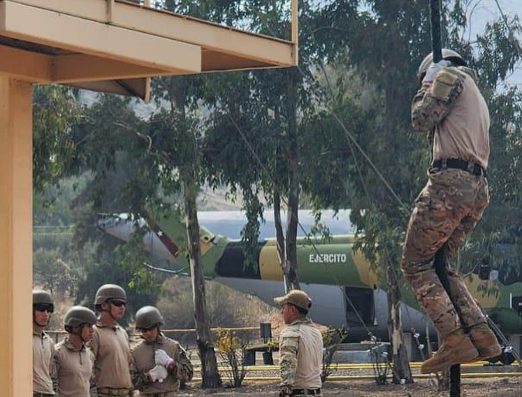 Soldado conscripto descendiendo por cuerda en la capacitación de asalto vertical Firma Escuela de Paracaidistas y Fuerzas Especiales del Ejército de Chile