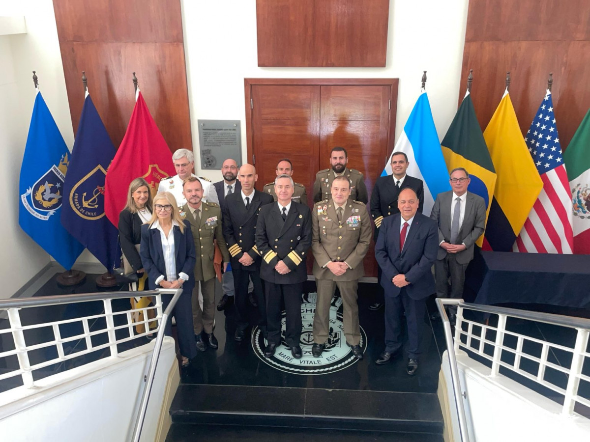 El director del Instituto Español de Estudios Estratégicos junto a autoridades navales y profesores. Firma Academia de Guerra Naval de la Armada de Chile
