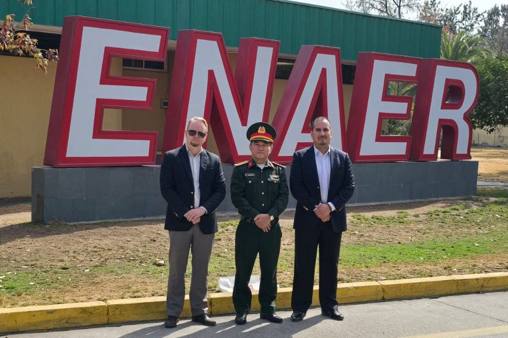 Ejecutivos de Enaer junto al primer coronel Nguyen Thai Duong de Vietnam Firma Enaer