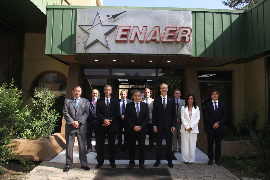 Representantes de Enaer DTS e Invap en las instalaciones de El Bosque Firma Enaer