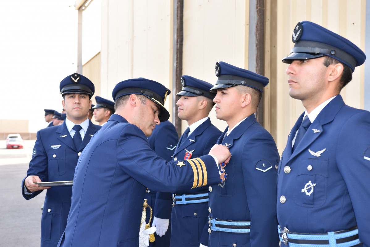Entrega de condecoración Ruta del Centenario de la Fuerza Aérea Firma FACh