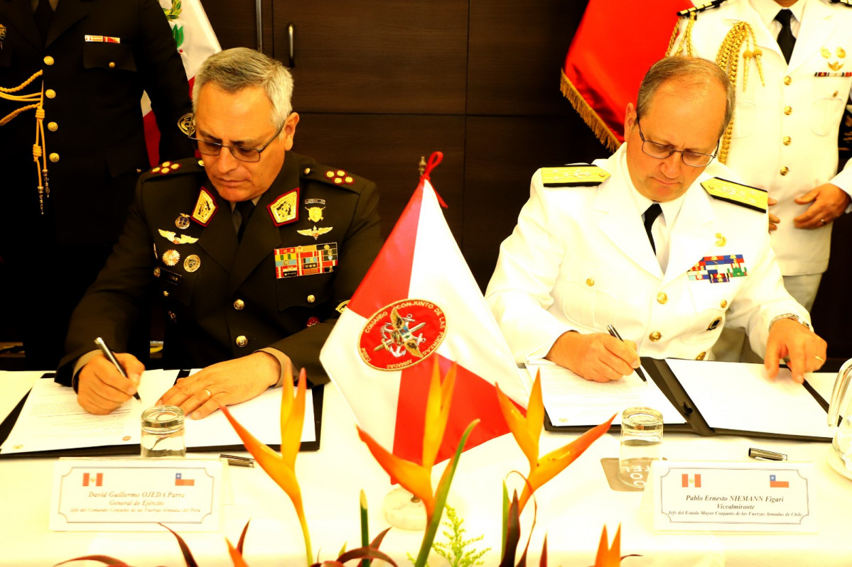 Firma de actas de acuerdo y entendimientos que permitirán potenciar la lucha coordinada contra las amenazas comunes Firma Comando Conjunto de las Fuerzas Armadas del Perú