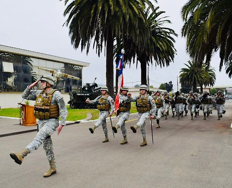 Desfile en la ceremonia de aniversario N°95 del Regimiento de Artillería Antiaérea y Fuerzas Especiales Escuela Táctica. Firma FACh
