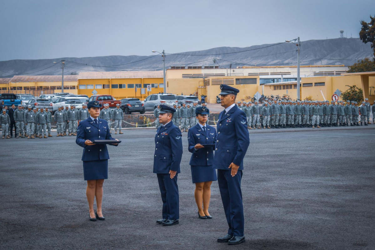 Entrega de reconocimientos a personal del Grupo de Aviación N°8 Firma FACh