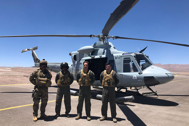 Tripulación de vuelo de helicóptero Bell UH 412 del Grupo de Aviación N°8 Firma FACh