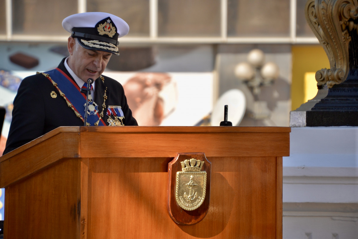 El almirante Juan Andrés De la Maza realiza su discurso en el Monumento a Los Héroes de Iquique en Valparaíso. Firma Armada de Chile