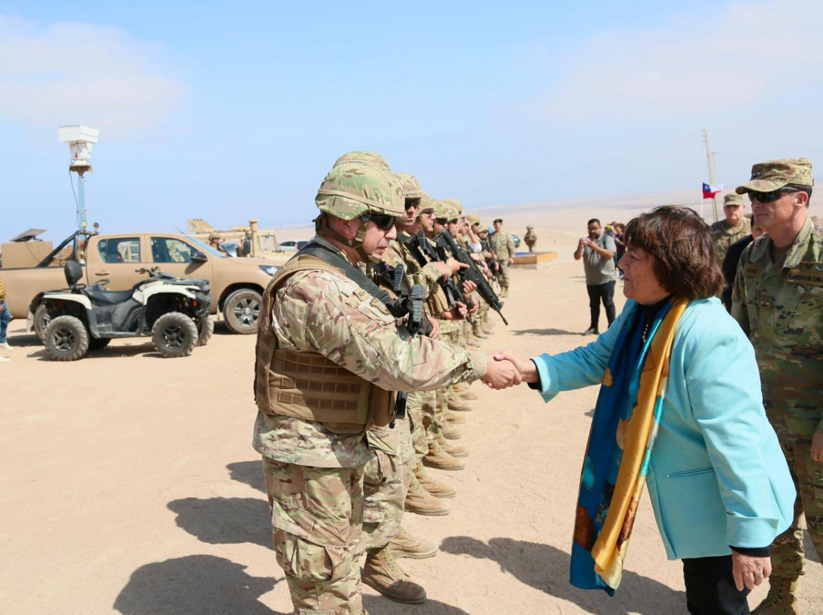 Delpiano fue acompañada en su visita por el subjefe del Estado Mayor Conjunto, general Lionel Curti y el jefe del Área Fronteriza Arica y Parinacota, general José Soto. Firma Ministerio de Defensa Nacional de Chile